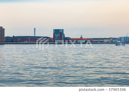 港口島,一個人工島在神戶市的景觀。 港口島,一個人工島在神戶市的景觀。 37905306