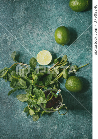 Cuba libre cocktail 37908246