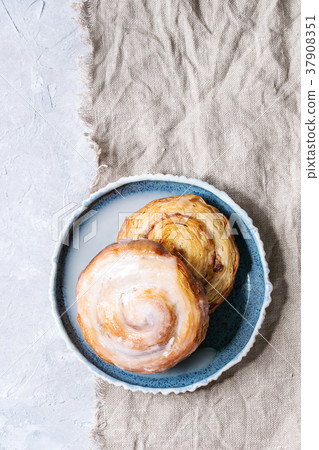 Puff pastry cinnamon rolls 37908351
