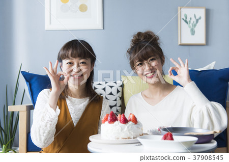 Women who enjoy making sweets Women who enjoy making sweets 37908545