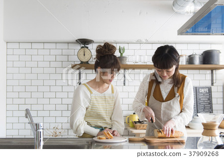 Female friends who enjoy cooking 37909268
