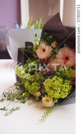 Give you a bouquet. Bouquet of ranunculus and viburnum, lilac Give you a bouquet. Bouquet of ranunculus and viburnum, lilac 37909711