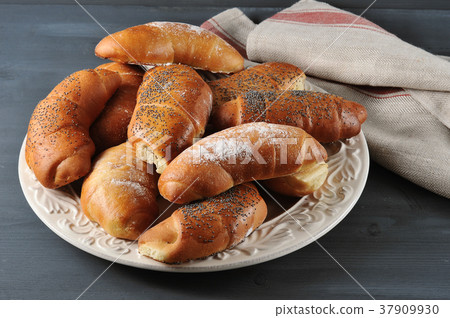 pies with poppy seeds and vanilla powder 37909930