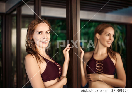 Beautiful woman with wet hair on tropical resort 37909974