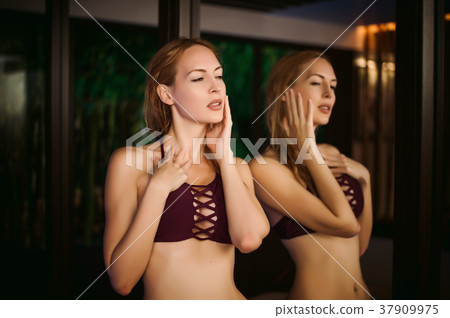 Beautiful woman with wet hair on tropical resort 37909975