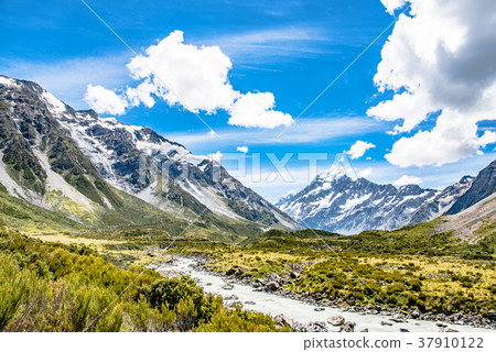 Hooker Valley Truck at Mount Cook National Park Hooker Valley Truck at Mount Cook National Park 37910122