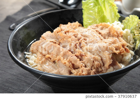 noodles with meat noodles with meat 37910637