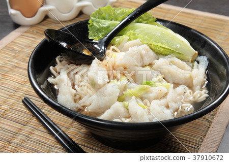 noodles with meat  37910672