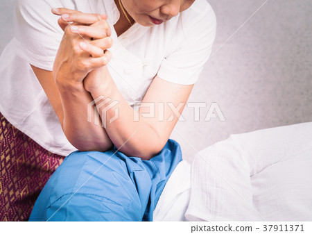 Thai masseur using elbow to massage a woman hip 37911371