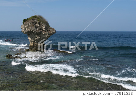 岩石 珊瑚礁岩 海 海浪 花瓶岩 小琉球 東港 台灣 37911538