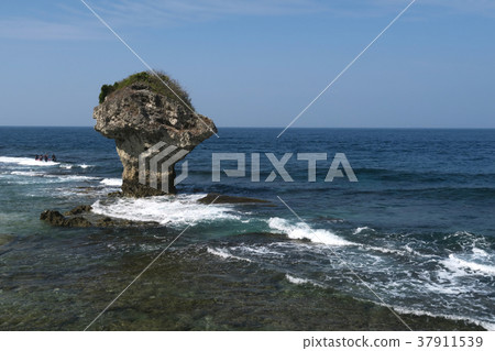 岩石 珊瑚礁岩 海 海浪 花瓶岩 小琉球 東港 台灣 37911539