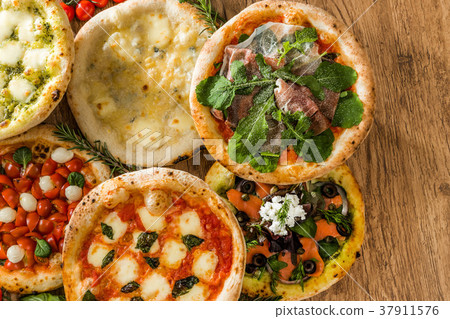 Home made pizza Italian home-made pizza Home made pizza Italian home-made pizza 37911576