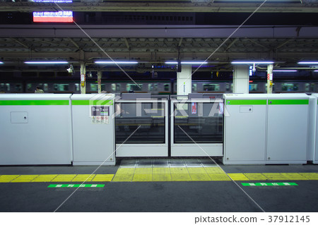 Yamanote-line home door Yamanote-line home door 37912145