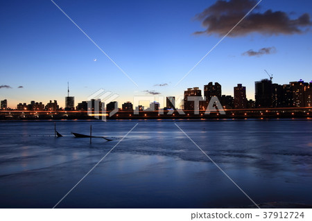 Big rice paddy wharf at dusk Big rice paddy wharf at dusk 37912724