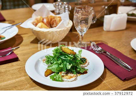 Salad with arugula with fried cheese 37912972