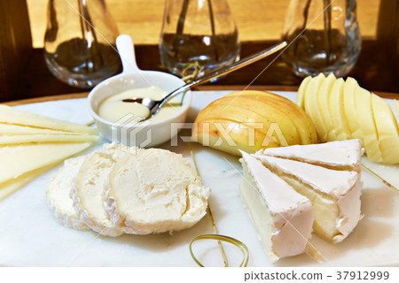 Cheese plate with camembert, buche and honey 37912999