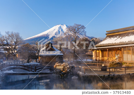 [Yamanashi] Oshino Hakkai and Mt. Fuji in clear weather 37913480