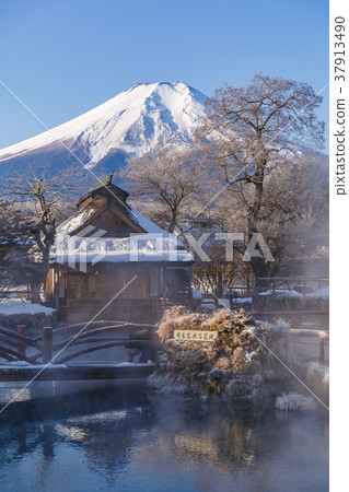 [Yamanashi] Oshino Hakkai and Mt. Fuji in clear weather 37913490