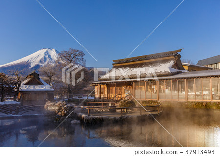 [Yamanashi] Oshino Hakkai and Mt. Fuji in clear weather 37913493