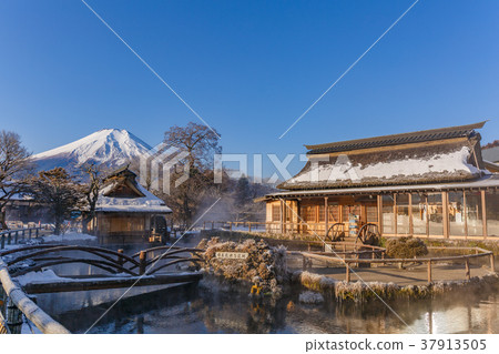[Yamanashi] Oshino Hakkai and Mt. Fuji in clear weather 37913505