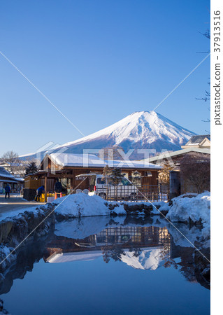 [Yamanashi] Oshino Hakkai and Mt. Fuji in clear weather 37913516