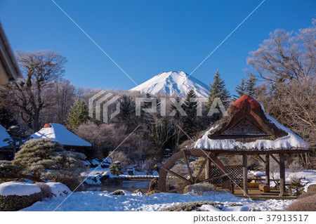 [Yamanashi] Oshino Hakkai and Mt. Fuji in clear weather 37913517
