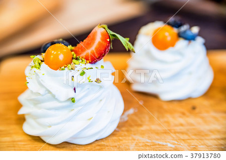 Homemade meringue cakes with fresh berries Homemade meringue cakes with fresh berries 37913780