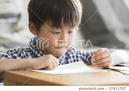 Primary school student study seriously Primary school student study seriously 37913787