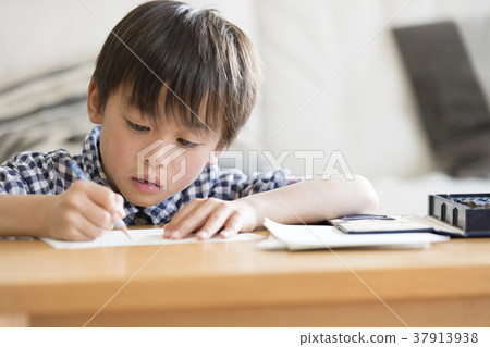 Primary school student study seriously 37913938