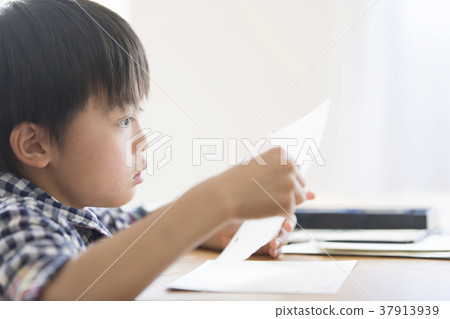 Primary school student study seriously 37913939