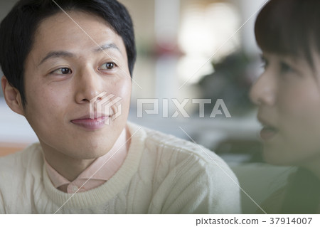 Couple conversation 37914007