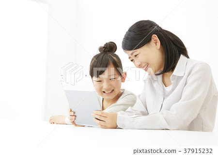 Mother and daughter tablet 37915232