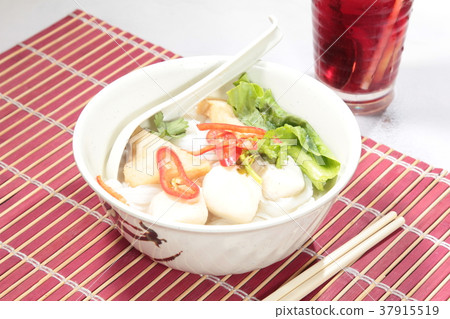 noodles with meat  37915519