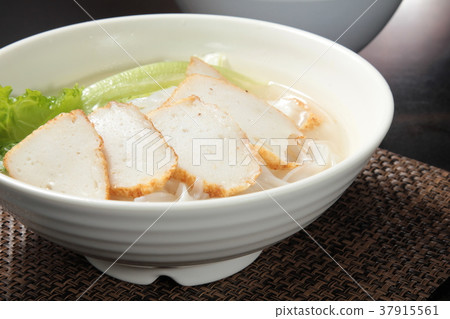 noodles with meat  37915561