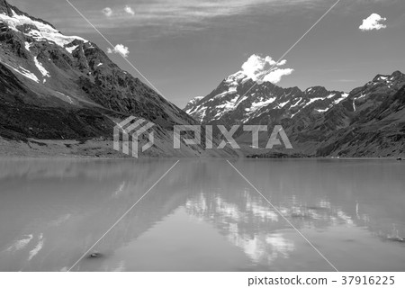 [單色]庫克山國家公園的胡克湖 37916225