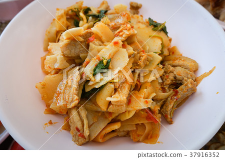 soup with chicken and preserved bamboo shoot 37916352