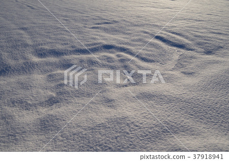 Snow surface that shines the sunset a-1 37918941