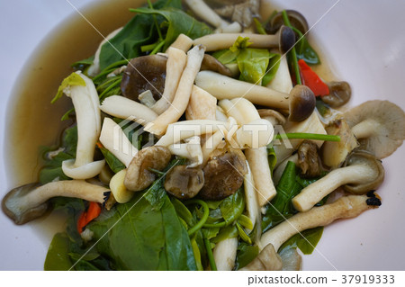 mushroom soup on plate 37919333