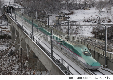 Tohoku Shinkansen E5 Series in winter (north of Morioka: 10-car formation) Tohoku Shinkansen E5 Series in winter (north of Morioka: 10-car formation) 37922619