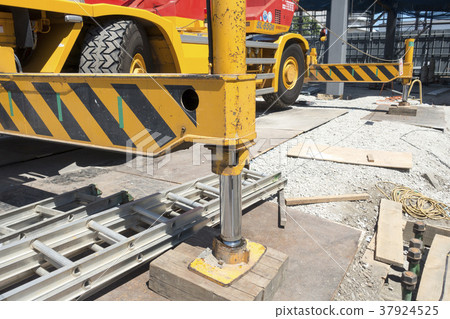 The outrigger of the construction machine is projected from the side of the vehicle body before work and fixed so that the vehicle body is horizontal The outrigger of the construction machine is projected from the side of the vehicle body before work and fixed so that the vehicle body is horizontal 37924525
