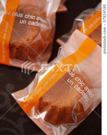 Minik Glover's Individual Packaging Black Background (High Angle) Minik Glover's Individual Packaging Black Background (High Angle) 37924598