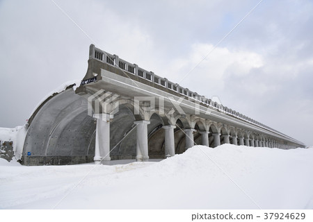 Snow North Breakwater Dome 37924629