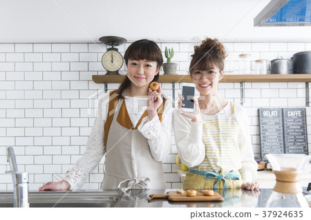 Women who cook Women who cook 37924635