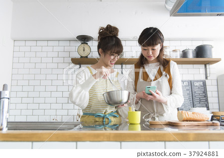 Women who cook 37924881