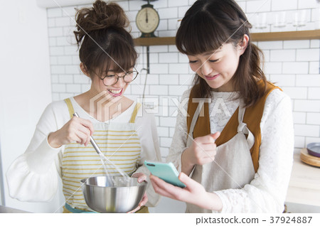 Women who cook 37924887