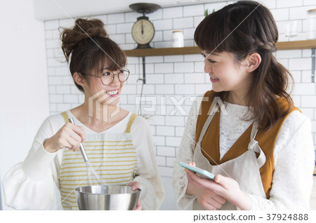 Women who cook 37924888
