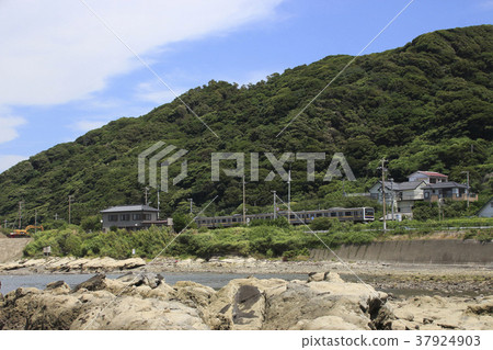 Uchibo Line 209 going along the sea 37924903