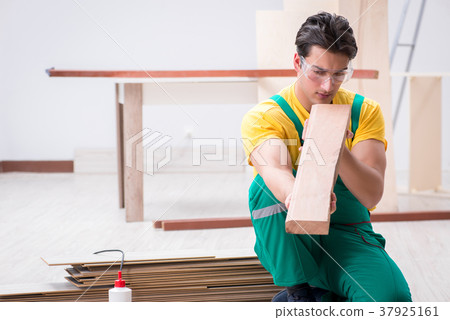 Contractor working on laminate wooden floor Contractor working on laminate wooden floor 37925161