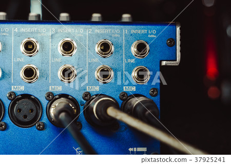 Sound connectors included in the audio mixer. 37925241