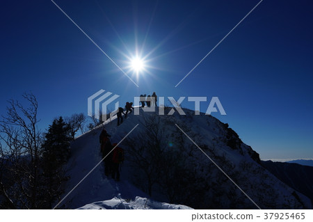 在冬天，南阿爾卑斯山Kaikomagatake。一個登山者去背光雪花。 37925465